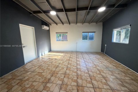 House in Miami, Florida 2 bedrooms, 141.21 sq.m. № 2062523 - photo 24