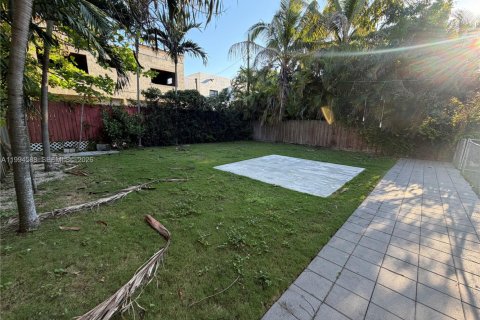House in Miami, Florida 2 bedrooms, 141.21 sq.m. № 2062523 - photo 8