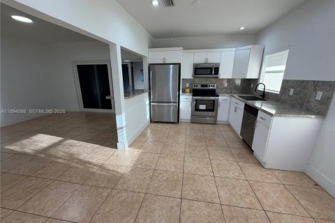 House in Miami, Florida 2 bedrooms, 141.21 sq.m. № 2062523 - photo 18