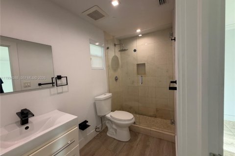 House in Miami, Florida 2 bedrooms, 141.21 sq.m. № 2062523 - photo 13