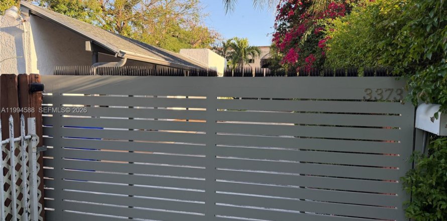 House in Miami, Florida 2 bedrooms, 141.21 sq.m. № 2062523