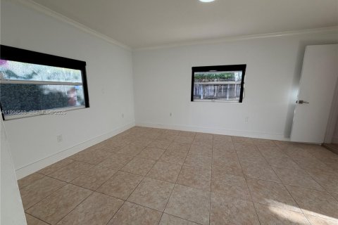 House in Miami, Florida 2 bedrooms, 141.21 sq.m. № 2062523 - photo 12