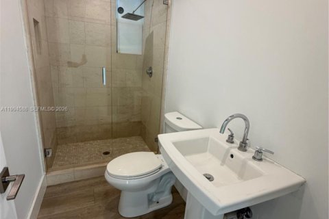 House in Miami, Florida 2 bedrooms, 141.21 sq.m. № 2062523 - photo 17