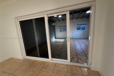 House in Miami, Florida 2 bedrooms, 141.21 sq.m. № 2062523 - photo 23