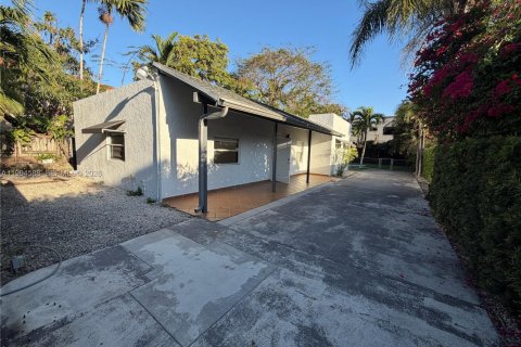 House in Miami, Florida 2 bedrooms, 141.21 sq.m. № 2062523 - photo 2