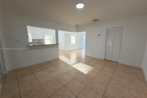 House in Miami, Florida 2 bedrooms, 141.21 sq.m. № 2062523 - photo 22