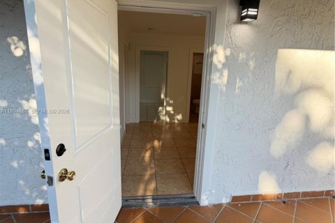 House in Miami, Florida 2 bedrooms, 141.21 sq.m. № 2062523 - photo 9