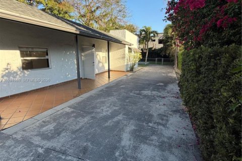 House in Miami, Florida 2 bedrooms, 141.21 sq.m. № 2062523 - photo 3