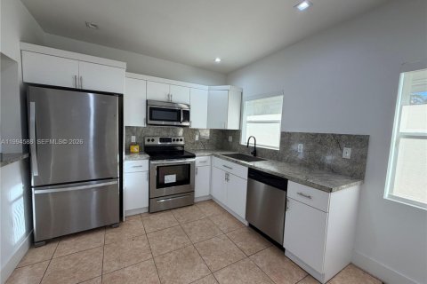 House in Miami, Florida 2 bedrooms, 141.21 sq.m. № 2062523 - photo 20