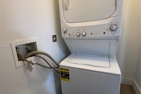 House in Miami, Florida 2 bedrooms, 141.21 sq.m. № 2062523 - photo 26