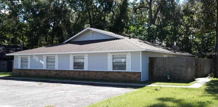 Commercial property in Ocala, Florida 8 bedrooms, 300.35 sq.m. № 2115879