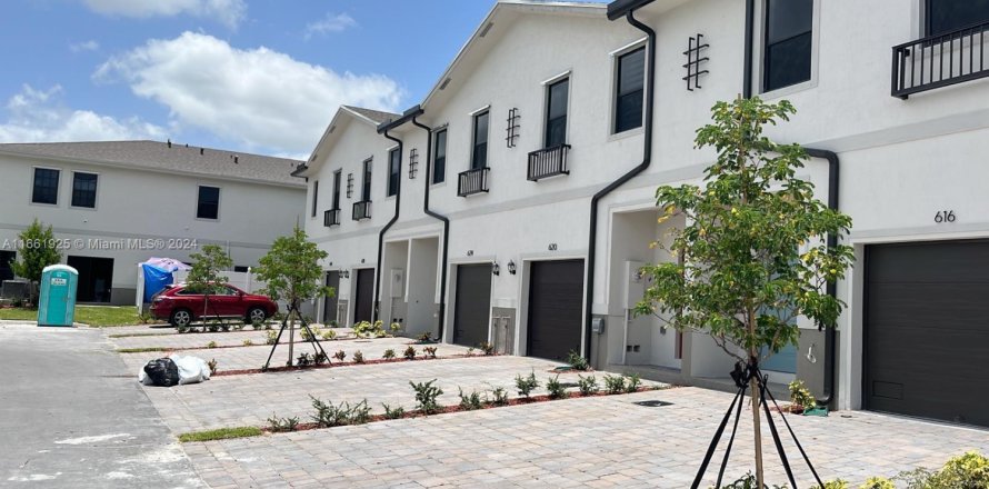 Townhouse in Homestead, Florida 3 bedrooms, 154.03 sq.m. № 1691732