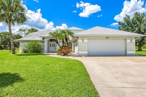 House in Punta Gorda, Florida 3 bedrooms, 196.49 sq.m. № 2370974