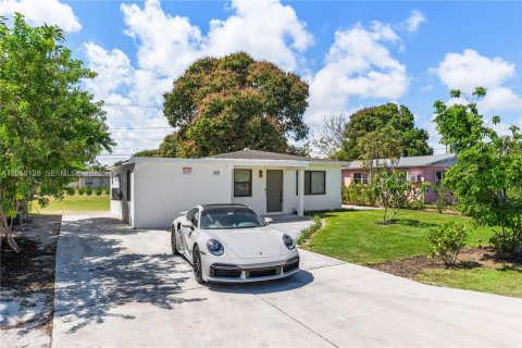 House in Delray Beach, Florida 3 bedrooms, 100.15 sq.m. № 2169319