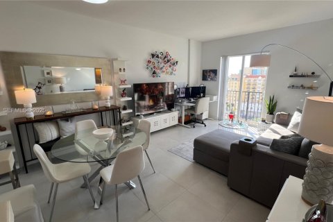 Condominio en venta en Coral Gables, Florida, 1 dormitorio, 74.14 m2 № 1984174 - foto 1