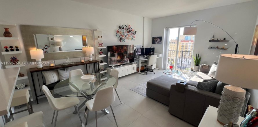 Condominio en Coral Gables, Florida, 1 dormitorio № 1984174