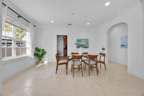 Villa ou maison à vendre à Miami, Floride: 4 chambres, 182.55 m2 № 2000203 - photo 3