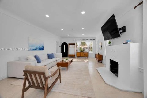 Villa ou maison à vendre à Miami, Floride: 4 chambres, 182.55 m2 № 2000203 - photo 2