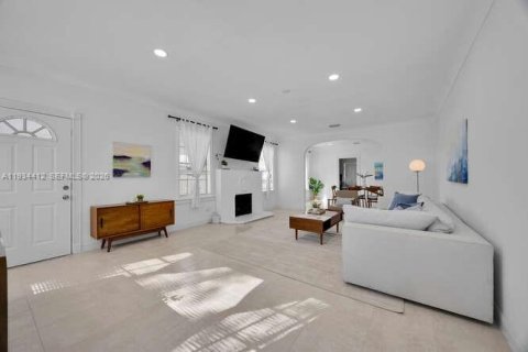 Villa ou maison à vendre à Miami, Floride: 4 chambres, 182.55 m2 № 2000203 - photo 15