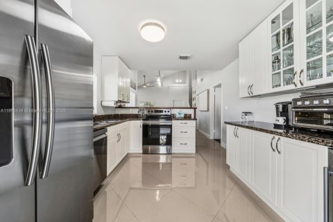 Casa en venta en Sunrise, Florida, 3 dormitorios, 132.2 m2 № 1970837 - foto 2