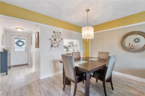 Купить кондоминиум в Маргит, Флорида 2 спальни, 86.4м2, № 1997160 - фото 2