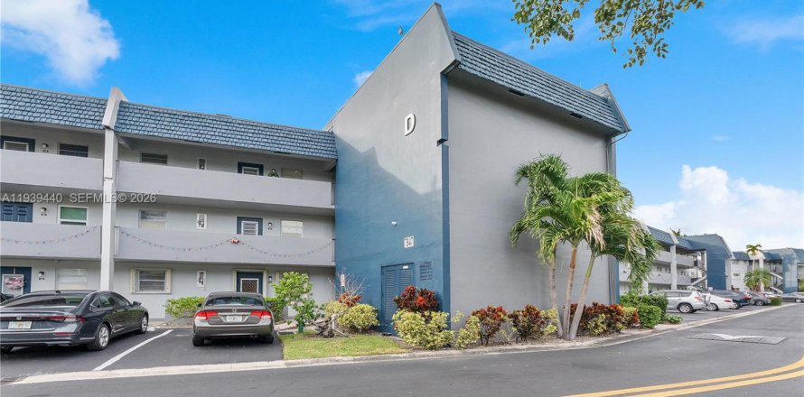 Кондоминиум с 2 спальнями в Маргит, Флорида № 1997160