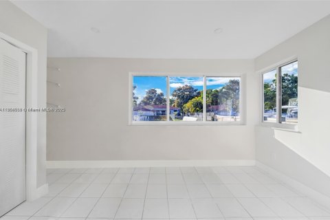 Commercial property in Biscayne Park, Florida 167.69 sq.m. № 1887501 - photo 9