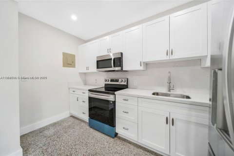 Commercial property in Biscayne Park, Florida 167.69 sq.m. № 1887501 - photo 6