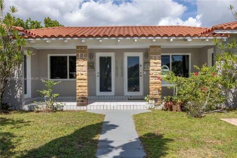 Commercial property in Biscayne Park, Florida 167.69 sq.m. № 1887501 - photo 1