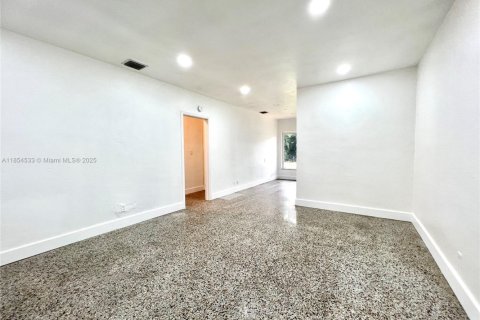 Commercial property in Biscayne Park, Florida 167.69 sq.m. № 1887501 - photo 22