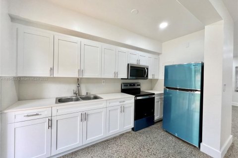 Commercial property in Biscayne Park, Florida 167.69 sq.m. № 1887501 - photo 16