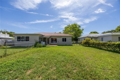 Commercial property in Biscayne Park, Florida 167.69 sq.m. № 1887501 - photo 29