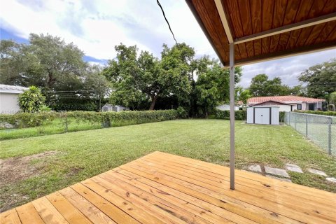Commercial property in Biscayne Park, Florida 167.69 sq.m. № 1887501 - photo 24