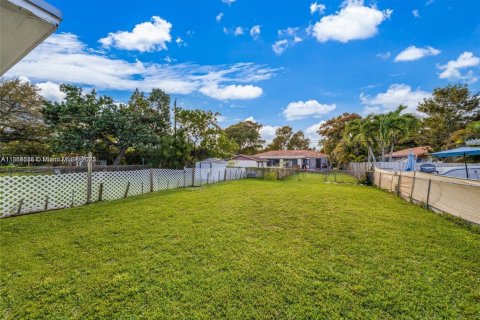 Commercial property in Biscayne Park, Florida 167.69 sq.m. № 1887501 - photo 13