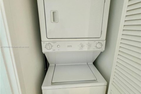 Condo in Miami, Florida, 1 bedroom  № 1924289 - photo 11