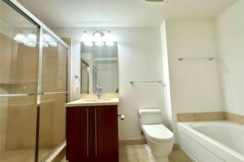 Condo in Miami, Florida, 1 bedroom  № 1924289 - photo 8