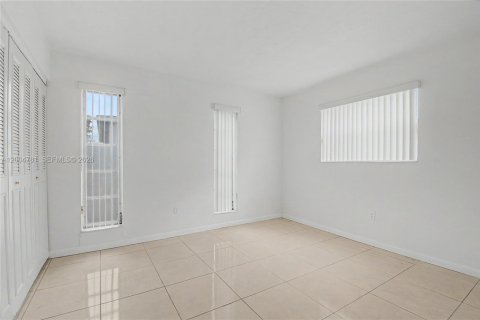 Apartment in South Miami, Florida 1 bedroom № 2068657 - photo 4