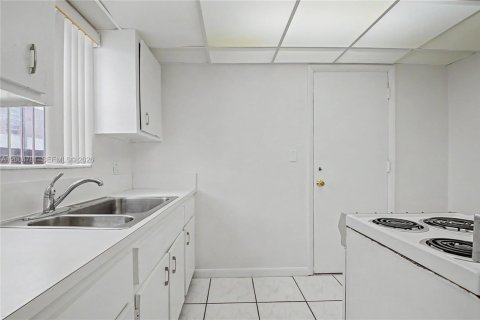 Apartment in South Miami, Florida 1 bedroom № 2068657 - photo 3