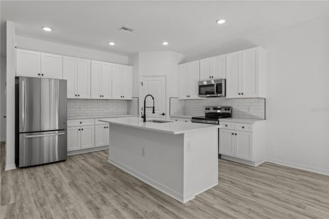 Commercial property in Port Charlotte, Florida 6 bedrooms, 219.62 sq.m. № 2213087 - photo 2