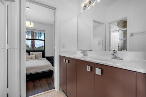 House in Miami, Florida 4 bedrooms, 222.13 sq.m. № 1812008 - photo 12