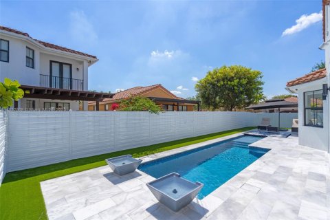 House in Miami, Florida 4 bedrooms, 222.13 sq.m. № 1812008 - photo 1