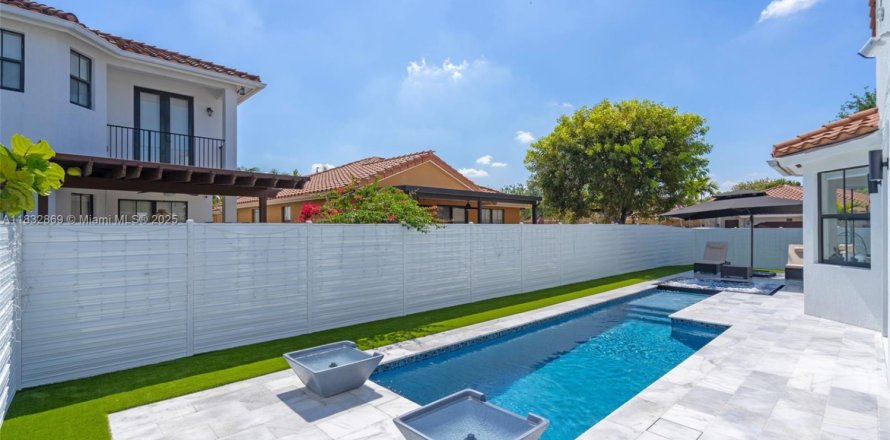House in Miami, Florida 4 bedrooms, 222.13 sq.m. № 1812008