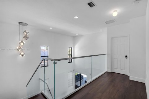 House in Miami, Florida 4 bedrooms, 222.13 sq.m. № 1812008 - photo 4
