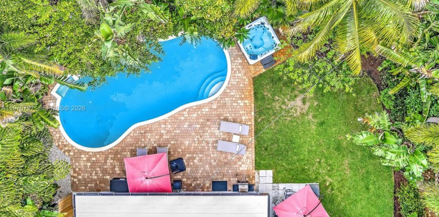 House in Oakland Park, Florida 4 bedrooms, 145.48 sq.m. № 2047206