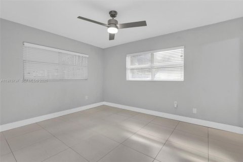 House in Oakland Park, Florida 4 bedrooms, 145.48 sq.m. № 2047206 - photo 21