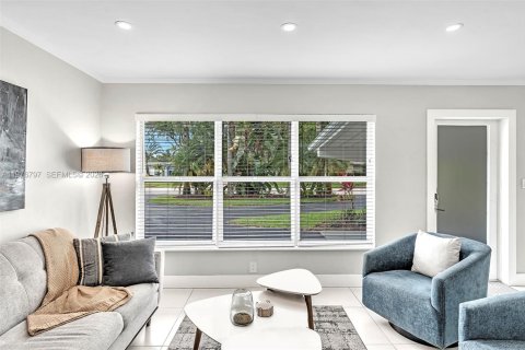 House in Oakland Park, Florida 4 bedrooms, 145.48 sq.m. № 2047206 - photo 7