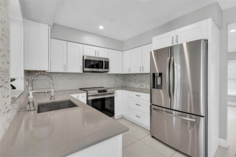 House in Oakland Park, Florida 4 bedrooms, 145.48 sq.m. № 2047206 - photo 15