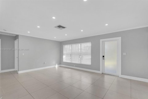 House in Oakland Park, Florida 4 bedrooms, 145.48 sq.m. № 2047206 - photo 8