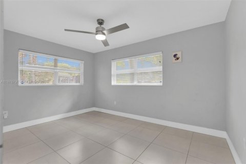 House in Oakland Park, Florida 4 bedrooms, 145.48 sq.m. № 2047206 - photo 25