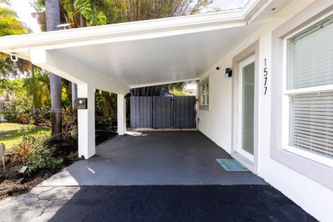 House in Oakland Park, Florida 4 bedrooms, 145.48 sq.m. № 2047206 - photo 3